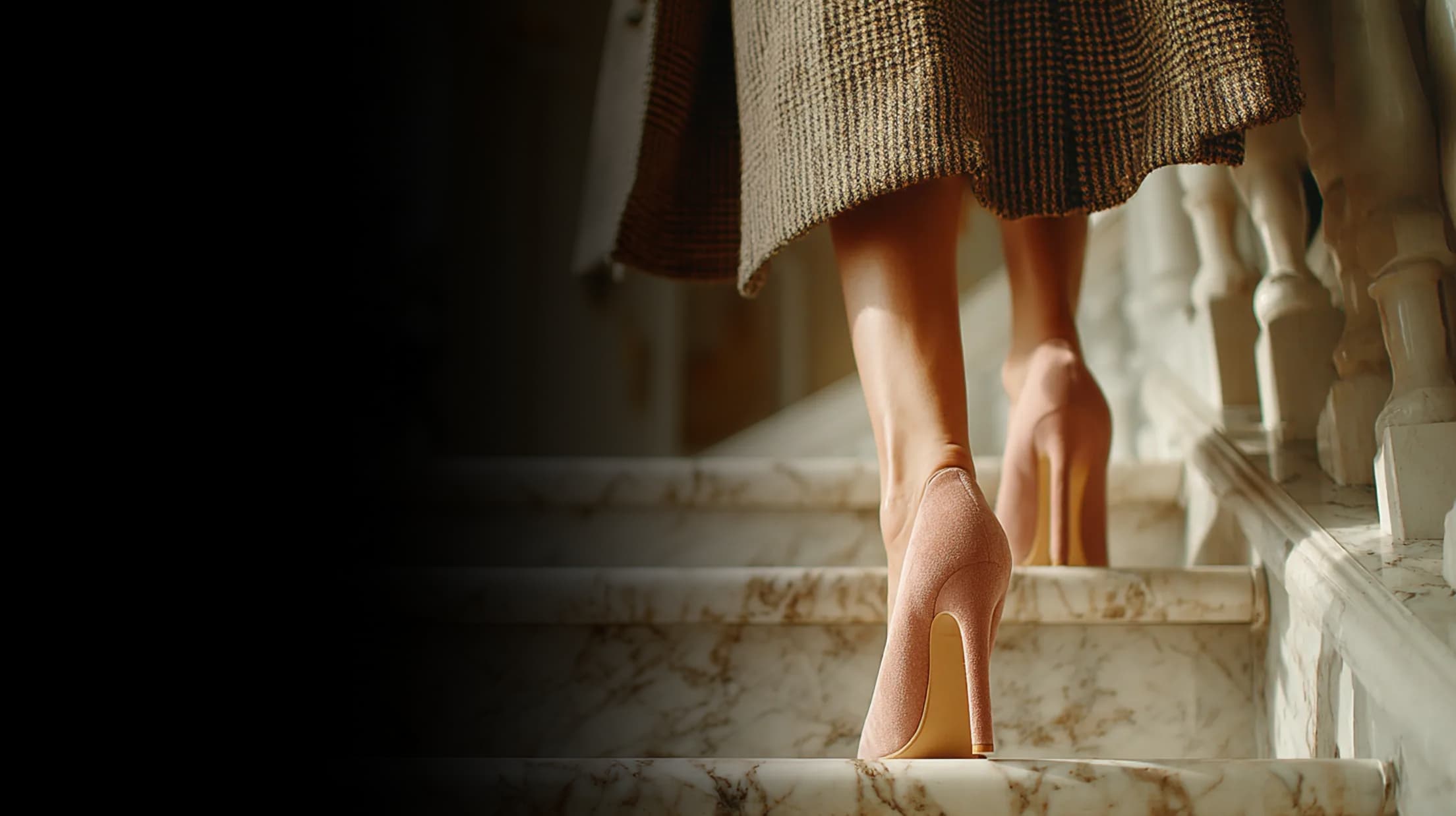 女性が階段を登る写真